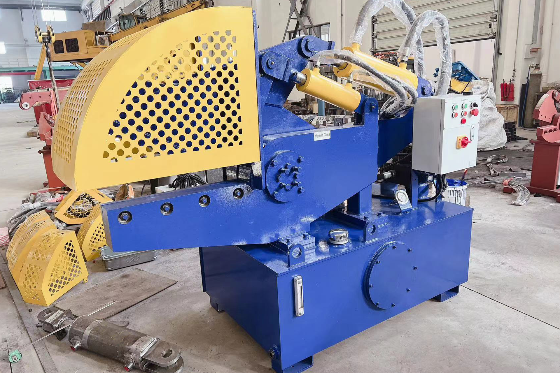 Alligator shearing machine, hydraulic shearing machine