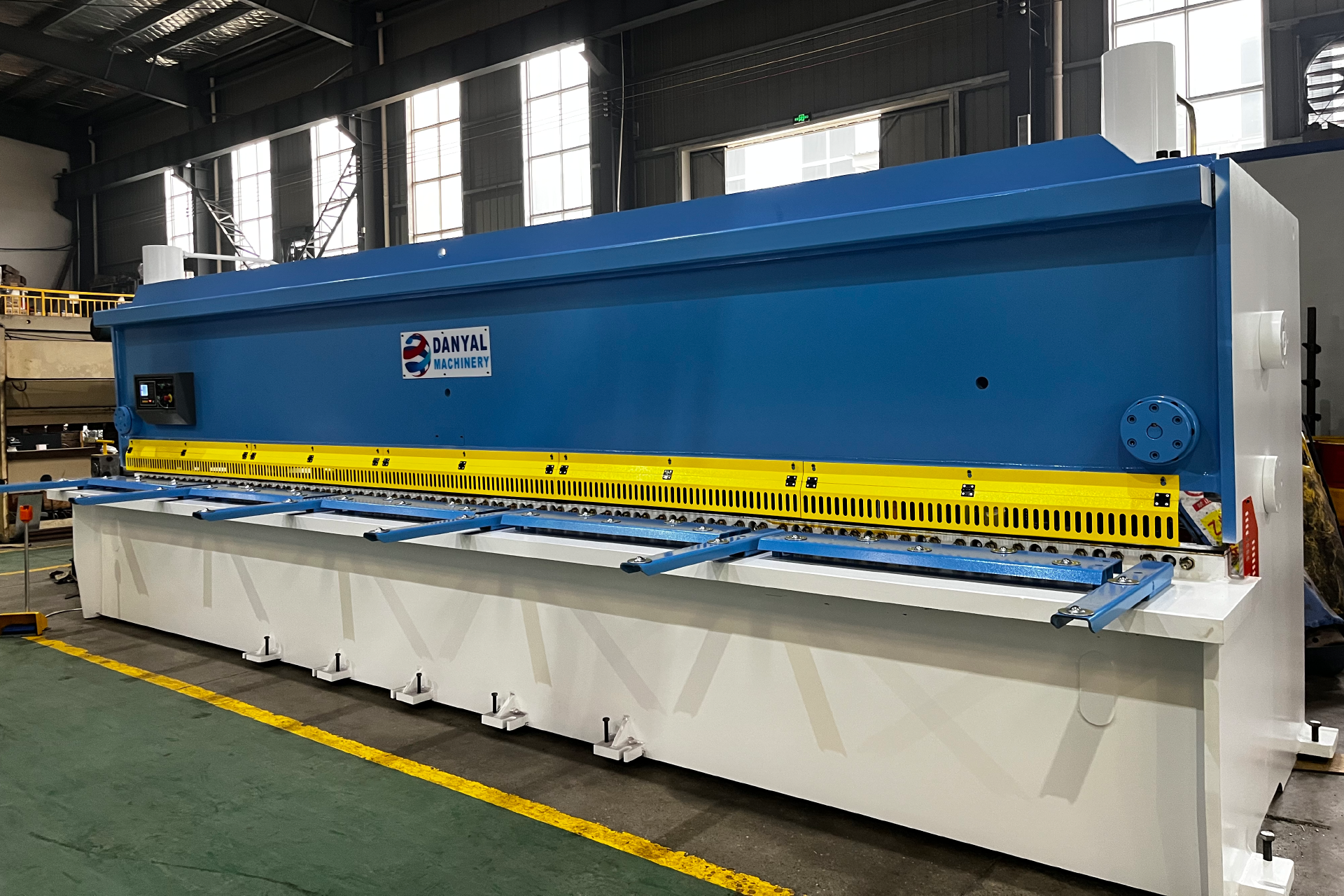 Hydraulic shearing machine